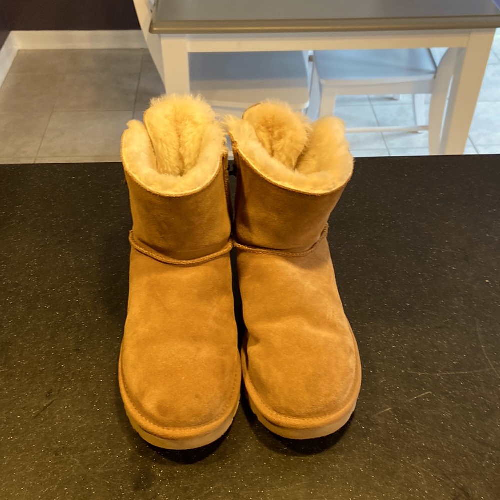 Womens size 7 UGG’s short boot